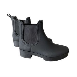 Size 8 waterproof, platform booties